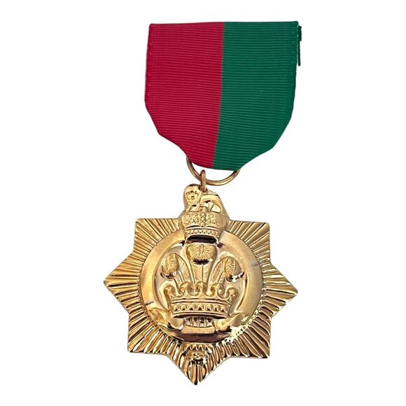 Vintage Simulated Medal Pin Brooch Red Green Ribbon 13E - Picture 1 of 2